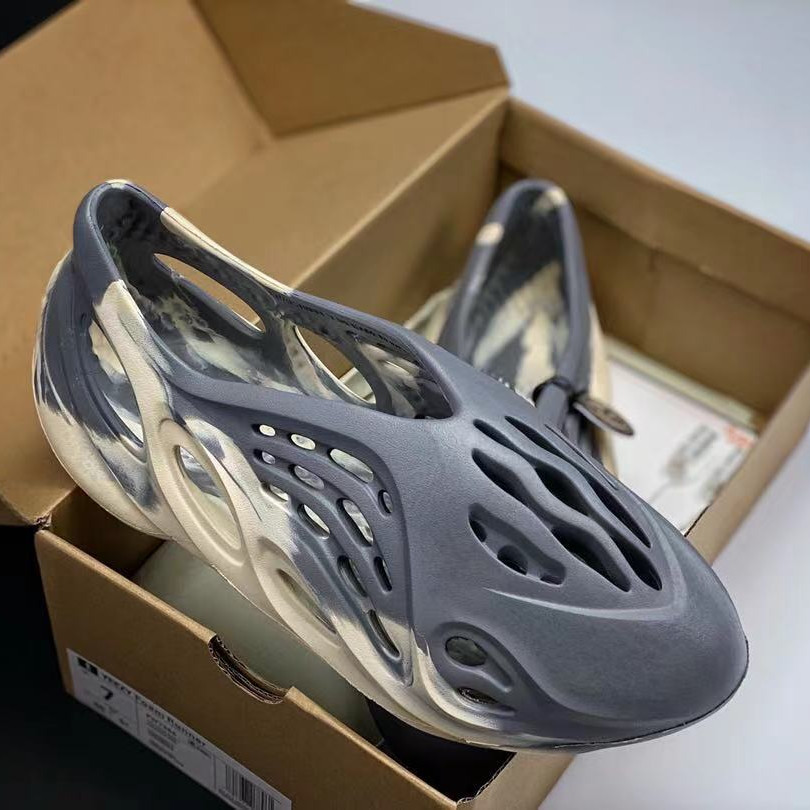 Yeezys Slides Mens Slippers Kanye West Designer Slipper Resin Pure Sand Foam Runner Moon Grey Triple Black Bone Summer Sandals With Box Stoc
Yeezys Slides Mens Slippers Kanye West Designer Slipper Resin Pure Sand Foam Runner Moon Grey Triple Black Bone Summer Sandals With Box Stoc