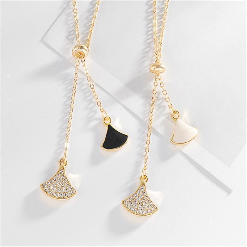 Fashionable European And American Ladies Adjustable Necklace Fan-shaped Clavicle Chain1
Fashionable European And American Ladies Adjustable Necklace Fan-shaped Clavicle Chain1