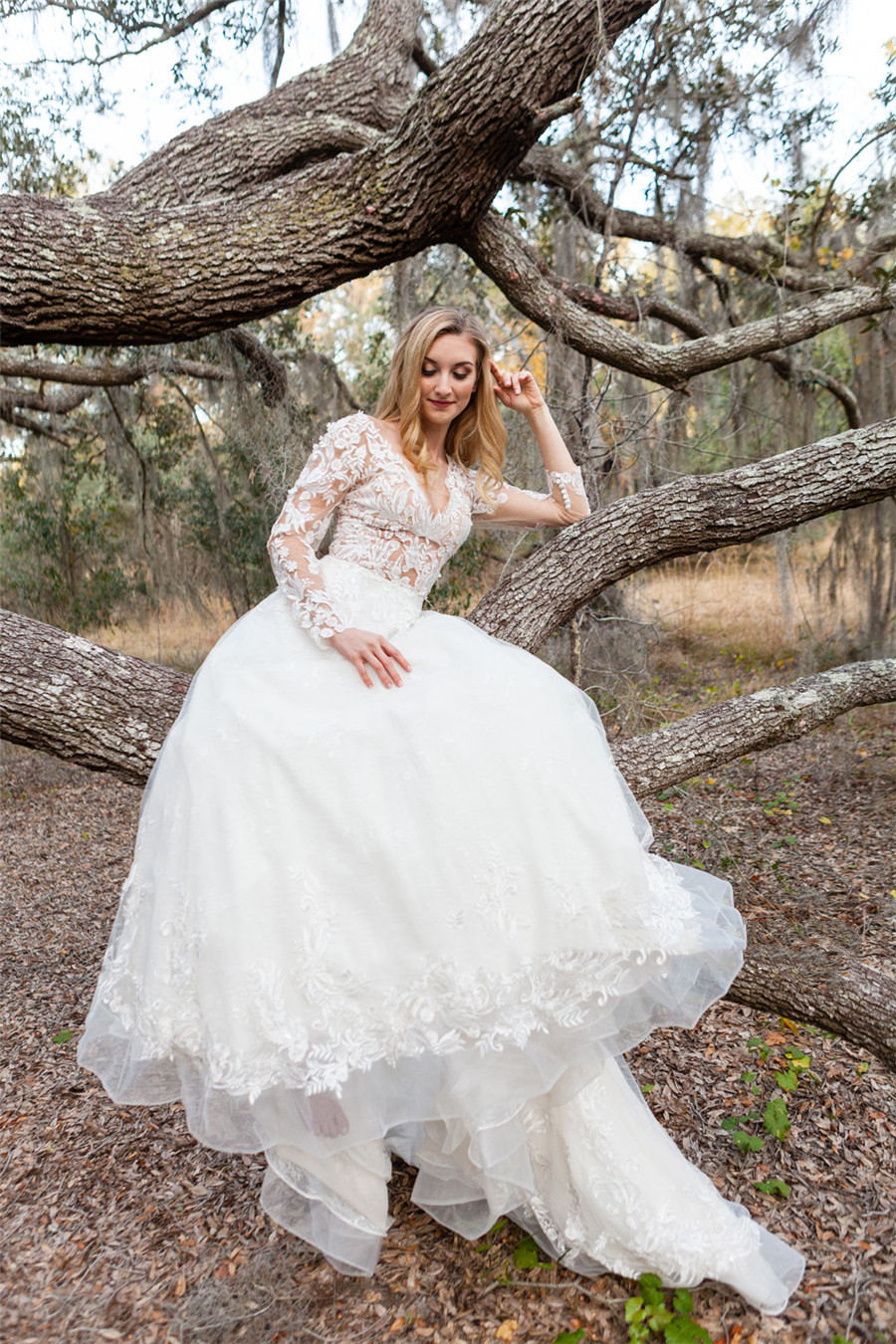 Vintage V-neck Long Sleeves Lace Wedding Dress A Line Court Train vestido de novia Princess Bridal Dresses Appliqued Illusion Bodice Ivory Country Boh