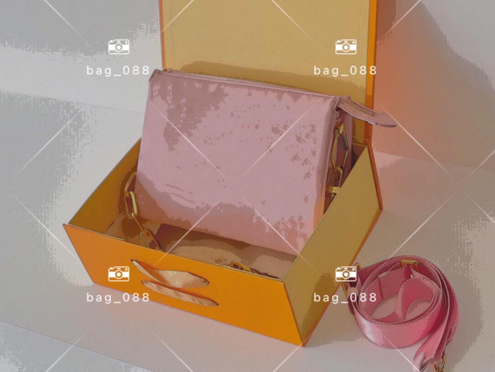 Limited Luxury Brand Classic Coussin Hand bag Pink Personality Gold Chain Bags Flower carved Jacquard Love Graffiti Shoulder Package Three-l
Limited Luxury Brand Classic Coussin Hand bag Pink Personality Gold Chain Bags Flower carved Jacquard Love Graffiti Shoulder Package Three-l