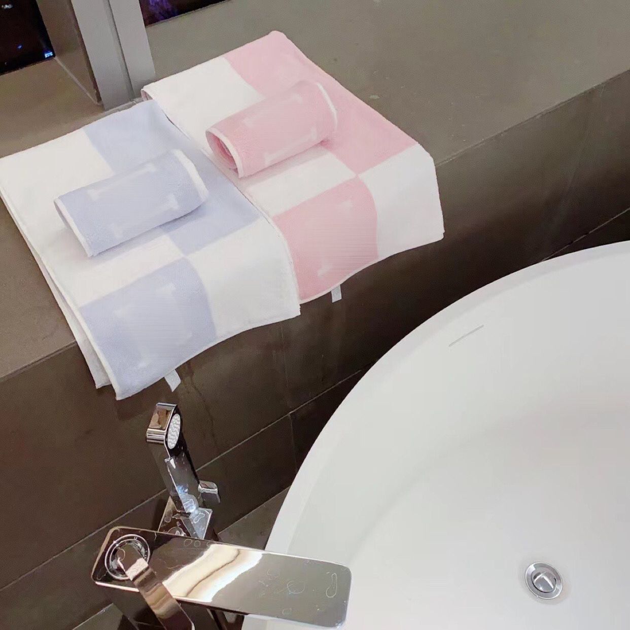 Classic luxury bath towel and square towels set 2 pieces 1 set Comfortable soft cotton fabric for Newborn baby children festival gifts as blanket or shawl new arrive, Pink
Classic luxury bath towel and square towels set 2 pieces 1 set Comfortable soft cotton fabric for Newborn baby children festival gifts as blanket or shawl new arrive, Pink
