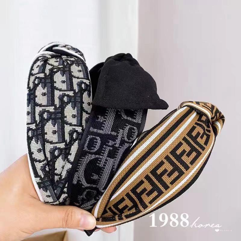 European and American Style Street Shot Star Internet Celebrity Same Type Retro Big Name Headband Wide Version Twist Hairpin Accessories Fre
European and American Style Street Shot Star Internet Celebrity Same Type Retro Big Name Headband Wide Version Twist Hairpin Accessories Fre