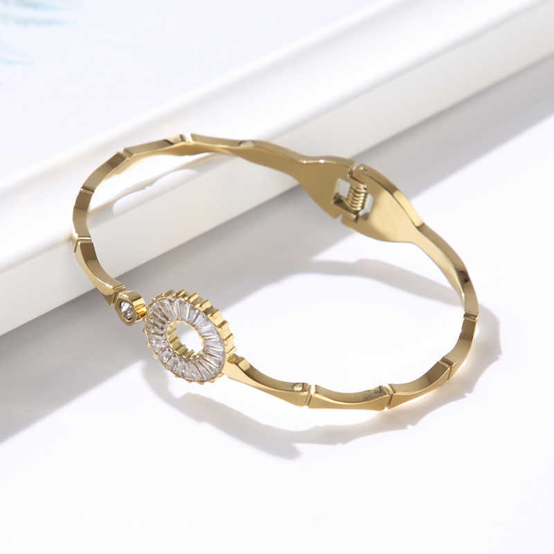 Luxury Cz Crystal Bangles & Bracelets Round Stainless Steel Bangle for Women Girls Spring Clasp Bangle Wedding Jewelry Gift Q0719
Luxury Cz Crystal Bangles & Bracelets Round Stainless Steel Bangle for Women Girls Spring Clasp Bangle Wedding Jewelry Gift Q0719