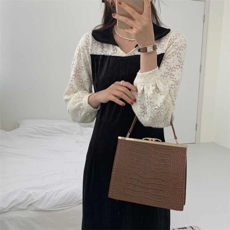 French Retro Dress Lace Patchwork V-Neck Elegant Gentle All Match Female Women Velvet Streetwear Long Dresses 210525, Photo color
French Retro Dress Lace Patchwork V-Neck Elegant Gentle All Match Female Women Velvet Streetwear Long Dresses 210525, Photo color