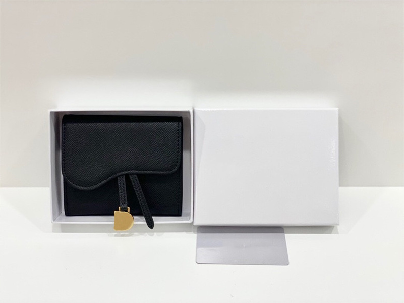 Made of printed fabric and sheepskin, it is durable. It has a spacious main compartment, two wiring bags and two card slots for cash, bills and cards., Black palm print
Made of printed fabric and sheepskin, it is durable. It has a spacious main compartment, two wiring bags and two card slots for cash, bills and cards., Black palm print