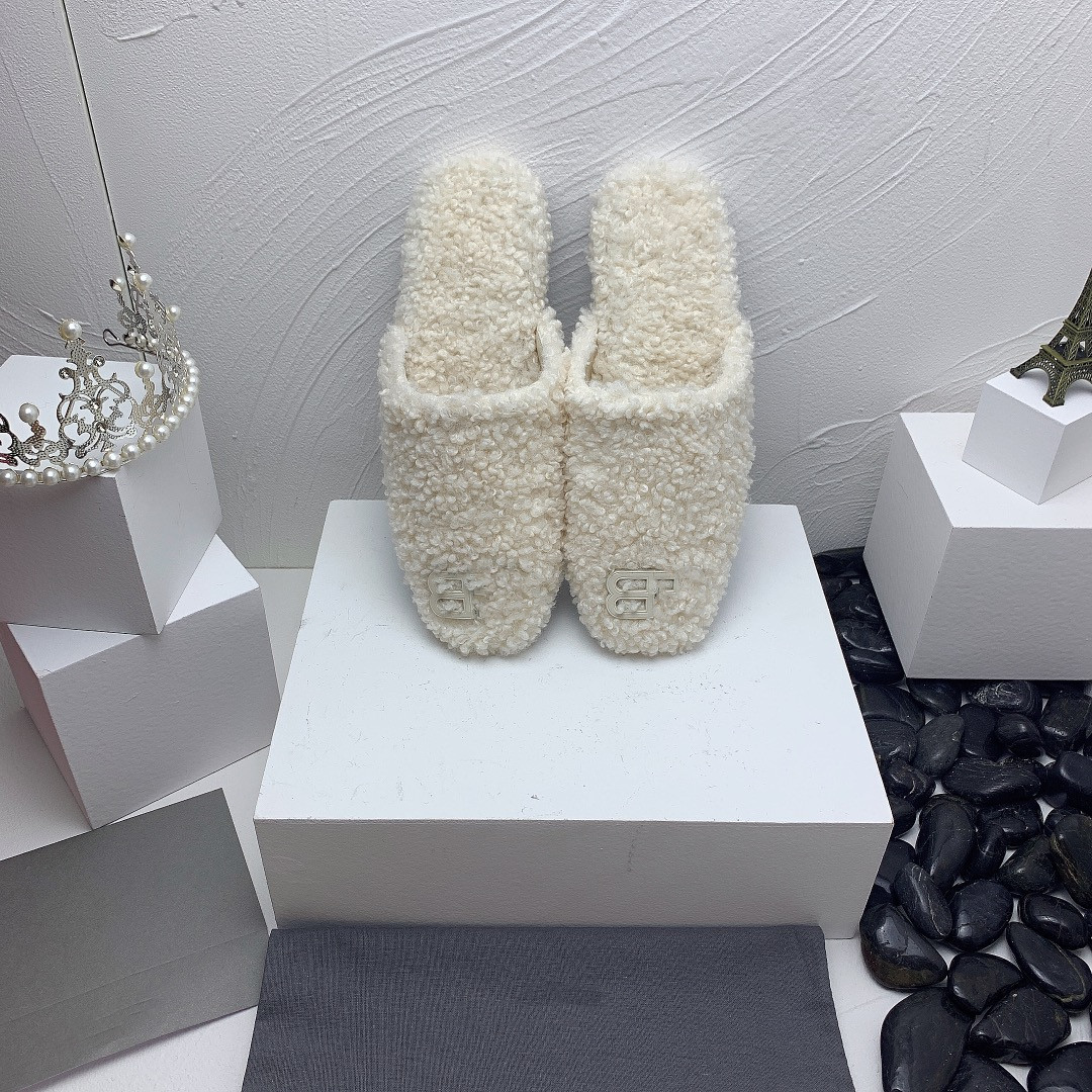 2021 Designer Slippers Female French Fashion Winter Versatile Flat Bottom Non-slip Casual Net Drag Letter Thick-soled Lambs Wool Shoes, Black
2021 Designer Slippers Female French Fashion Winter Versatile Flat Bottom Non-slip Casual Net Drag Letter Thick-soled Lambs Wool Shoes, Black