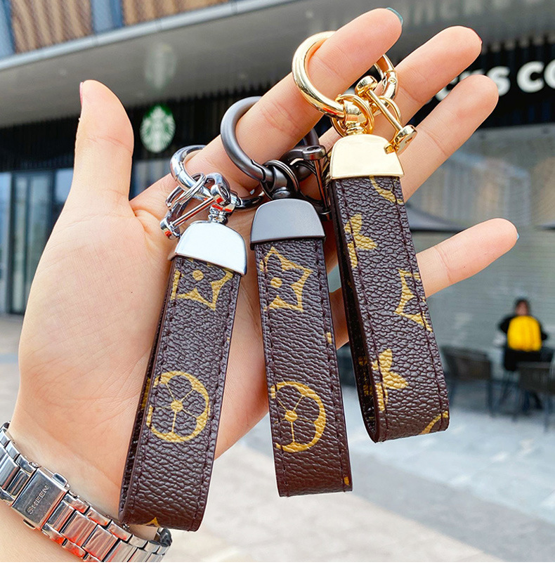 2022 New Arrival Car Keychain Favor Flower Bag Purse Pendant Brown Black Keyring Men Gift Fashion PU Leather Key Chain Mens Accessories
2022 New Arrival Car Keychain Favor Flower Bag Purse Pendant Brown Black Keyring Men Gift Fashion PU Leather Key Chain Mens Accessories