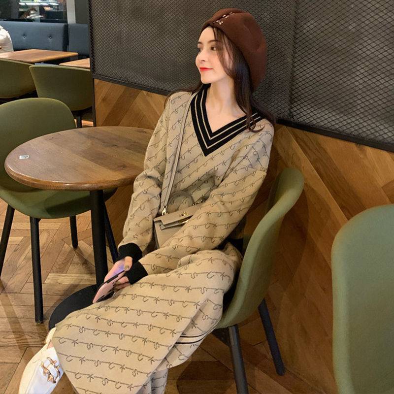 Autumn Winter Two Piece Runway Pants Sets 2021 Designer Long Sleeve Women Knitted Sweaters Suits Gorgeous Holiday Cafe Office Party Pullovers + Trousers Female Set
Autumn Winter Two Piece Runway Pants Sets 2021 Designer Long Sleeve Women Knitted Sweaters Suits Gorgeous Holiday Cafe Office Party Pullovers + Trousers Female Set