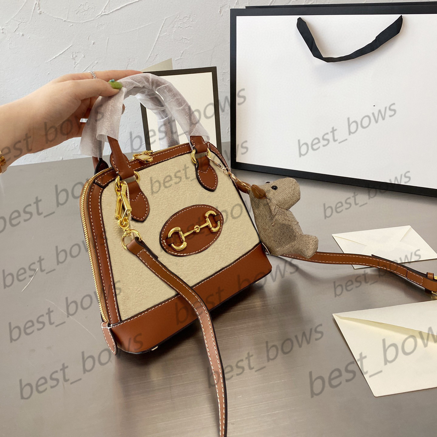 Luxurys designers high Quality Ladies 2021 Printed shopping bag Artwork handbag Women fashion mother capacity purse handbags shoulder letter G dancing party, No bags
Luxurys designers high Quality Ladies 2021 Printed shopping bag Artwork handbag Women fashion mother capacity purse handbags shoulder letter G dancing party, No bags