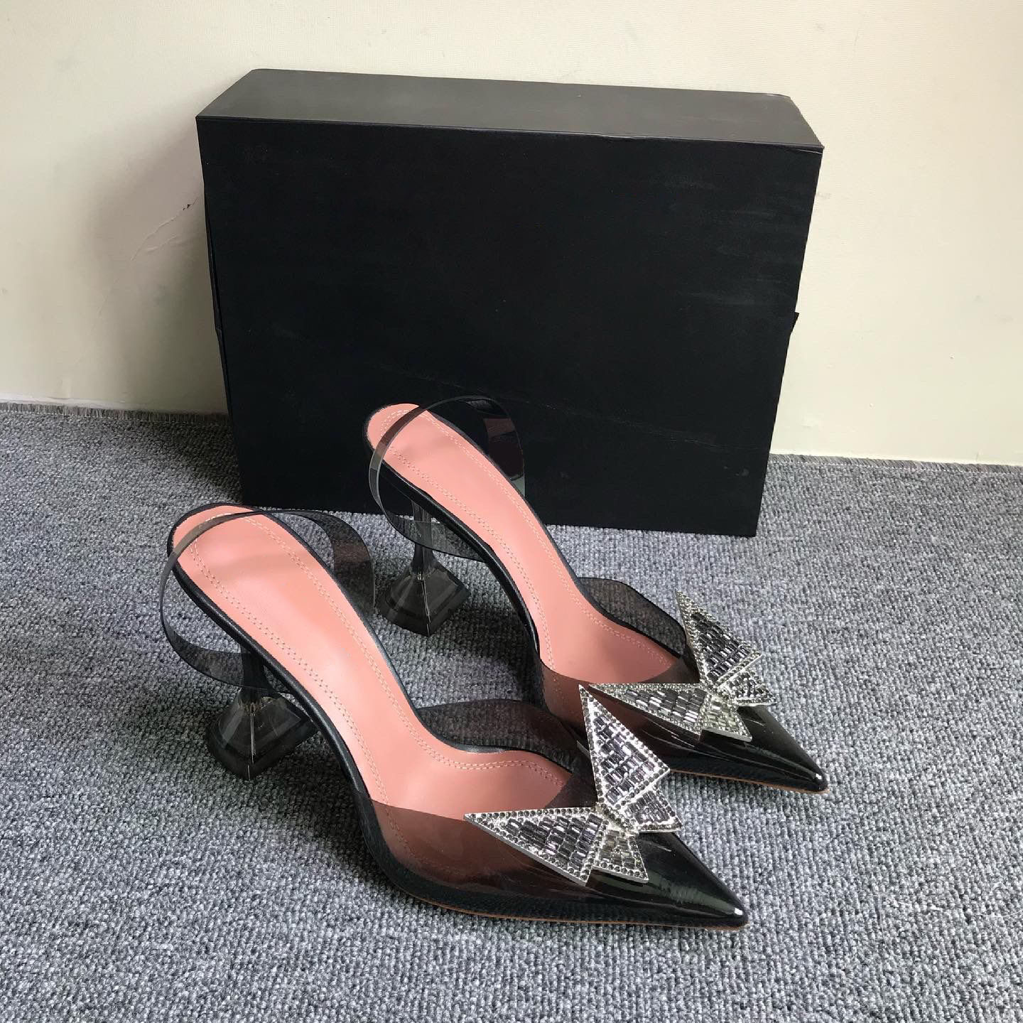 Fashion bowknot flower buckle women's sandals swimming pool banquet shoes crystal transparent material PVC wine cup high heel shoelace box size 35-40, White
Fashion bowknot flower buckle women's sandals swimming pool banquet shoes crystal transparent material PVC wine cup high heel shoelace box size 35-40, White