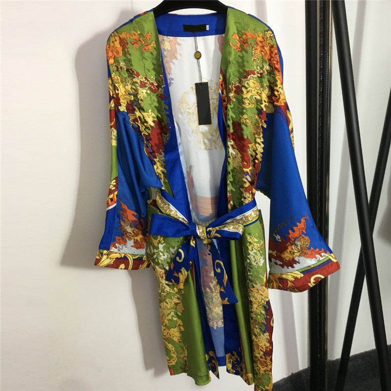 Vintage Beauty Head Printed Bath Robe Lace Up Waist Pajamas Women Long Sleeve Sleep Robes Sexy Lady Nightgown Home Wear
Vintage Beauty Head Printed Bath Robe Lace Up Waist Pajamas Women Long Sleeve Sleep Robes Sexy Lady Nightgown Home Wear