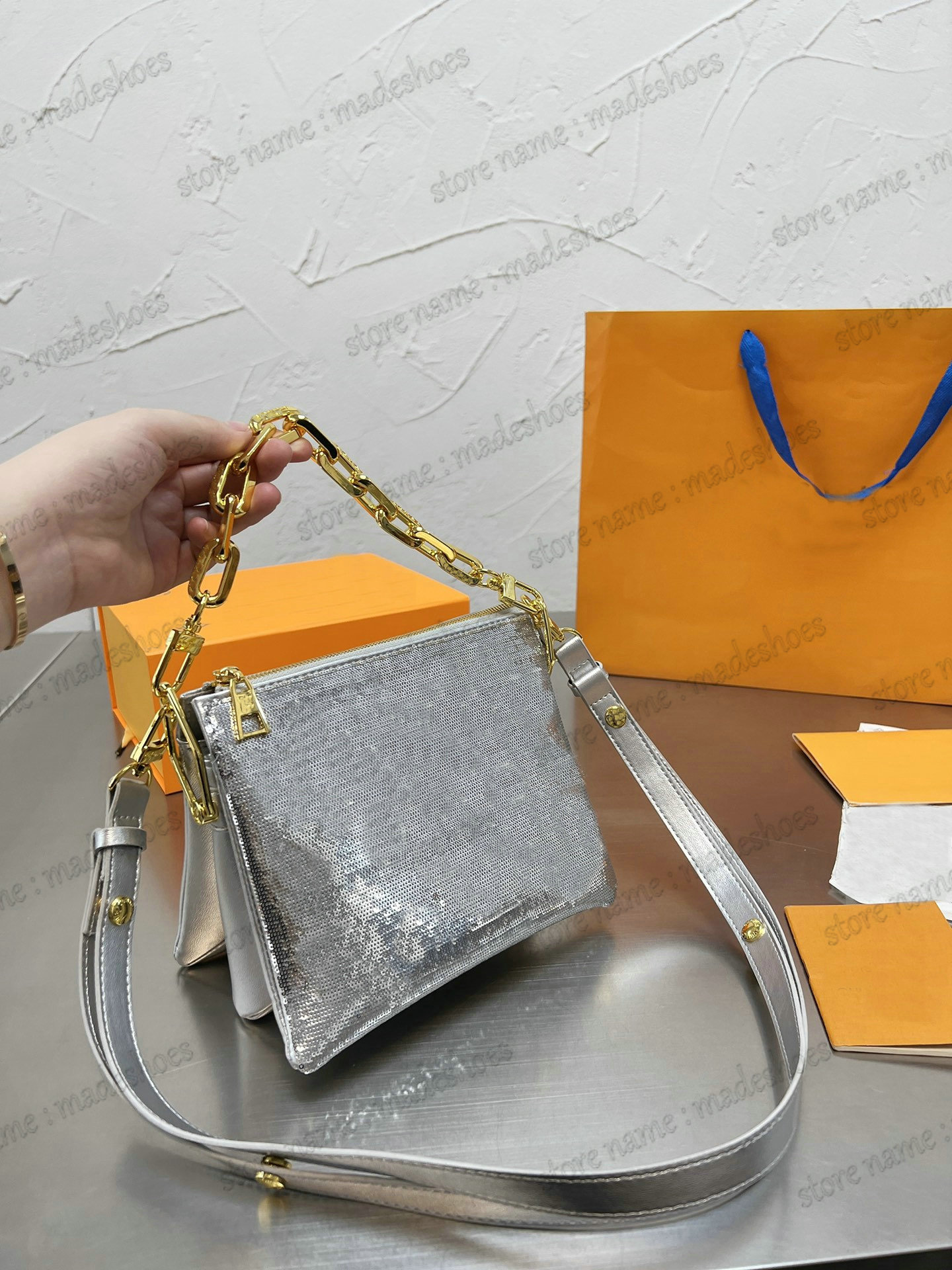 Silver Coussin BB Sequin Flap Bag Monograms Embossed Puffy Lambskin Chunky Gold Chain Strap Cross Body Womens Designers Luxurys Mini Handbag Designer Clutch M59599
Silver Coussin BB Sequin Flap Bag Monograms Embossed Puffy Lambskin Chunky Gold Chain Strap Cross Body Womens Designers Luxurys Mini Handbag Designer Clutch M59599