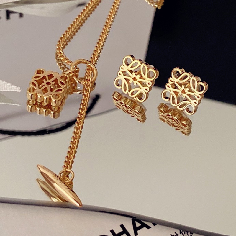 Luo Jia Europe and The United States the same heavy industry brass square three-dimensional carved moon cake earrings pendant AB earrings, Golden
Luo Jia Europe and The United States the same heavy industry brass square three-dimensional carved moon cake earrings pendant AB earrings, Golden