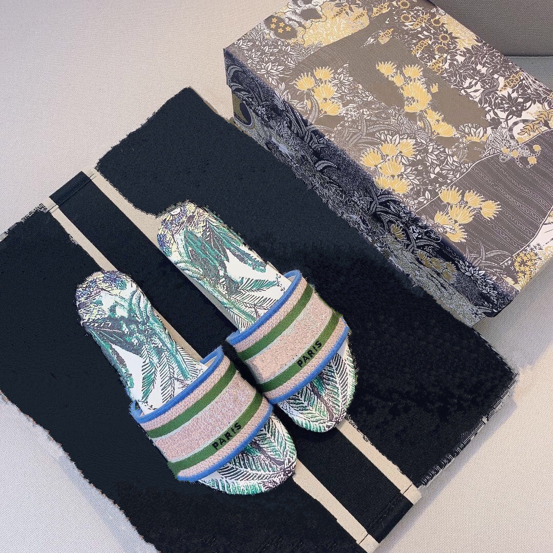 2021Women Sandals Slippers Embroidery Sandal Floral Brocade Flip Flops Striped Beach Genuine Leather Dazzle Flowers Slipper MKJ004
2021Women Sandals Slippers Embroidery Sandal Floral Brocade Flip Flops Striped Beach Genuine Leather Dazzle Flowers Slipper MKJ004