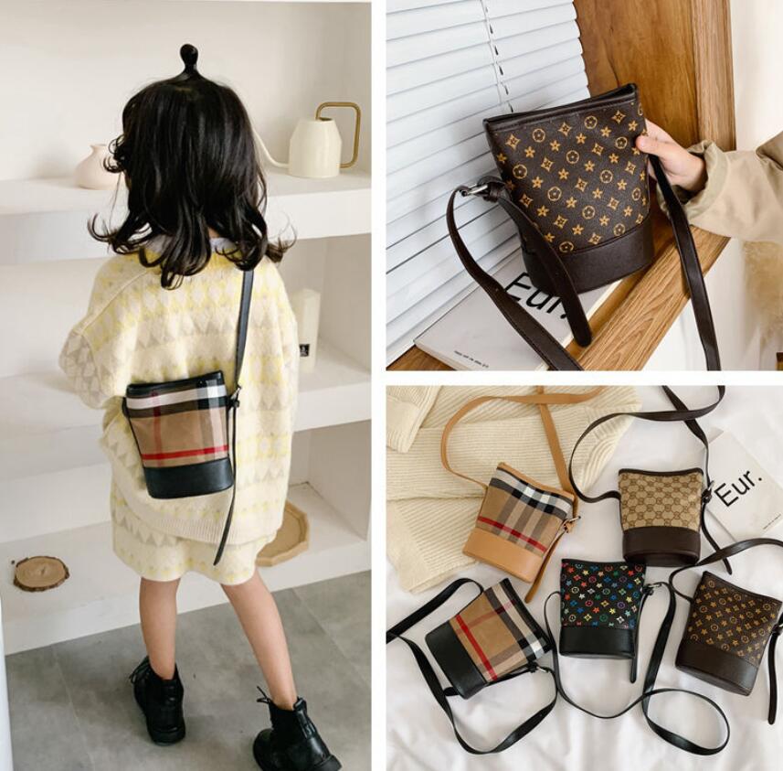 Fashion Nylon Plain Color Single Shoulder Girls Handbags Luxury Designer Grid Pattern Vintage Styles Messenger Bag Letters Printed Princess, Black
Fashion Nylon Plain Color Single Shoulder Girls Handbags Luxury Designer Grid Pattern Vintage Styles Messenger Bag Letters Printed Princess, Black
