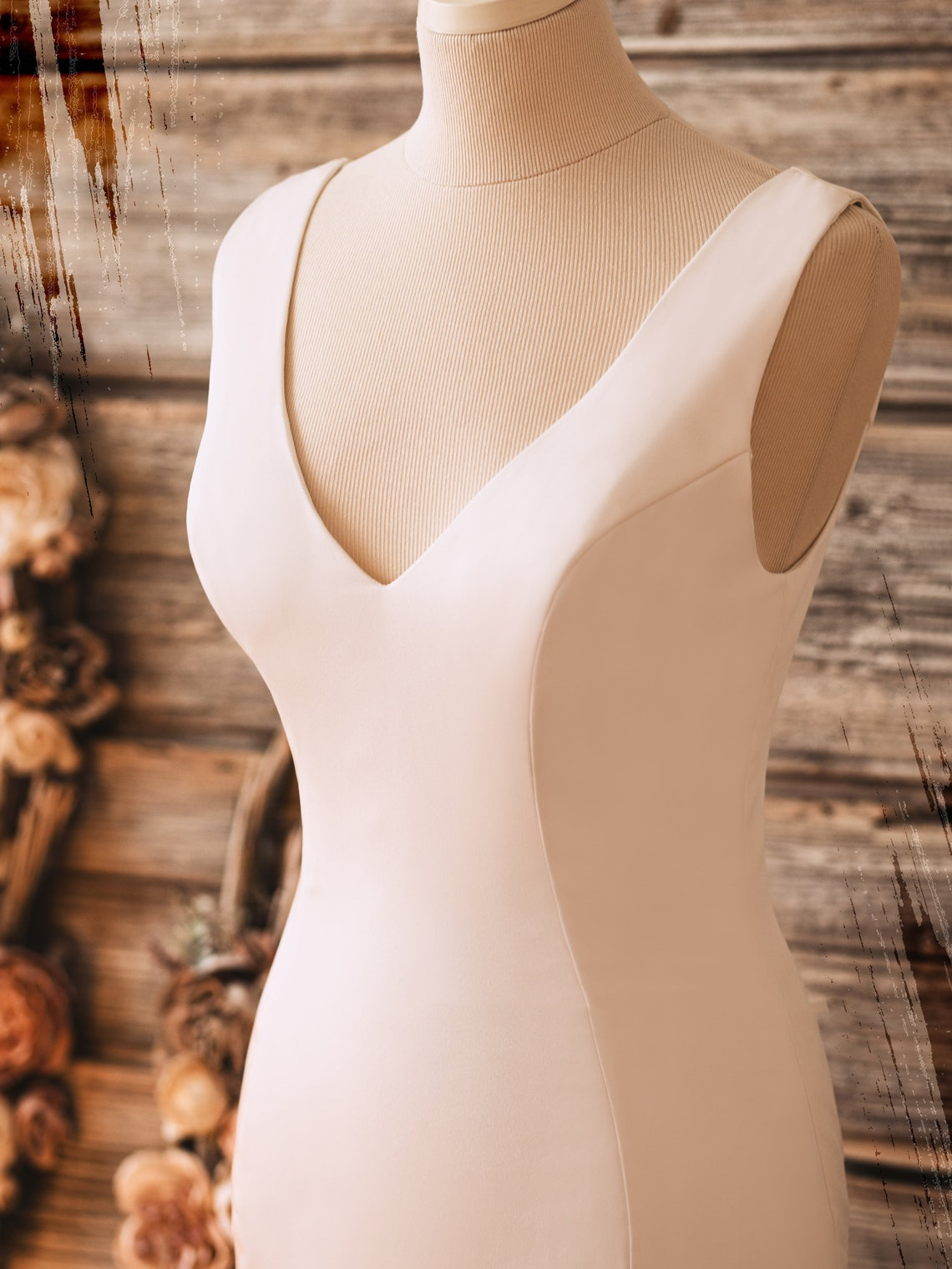 2022 Simple And Elegant Fitted Slim Mermaid Wedding Dress V-neck Back Buttons Sleeveless Bridal Formal Gowns Minimalist Ivory Satin Bride Dresses Robe