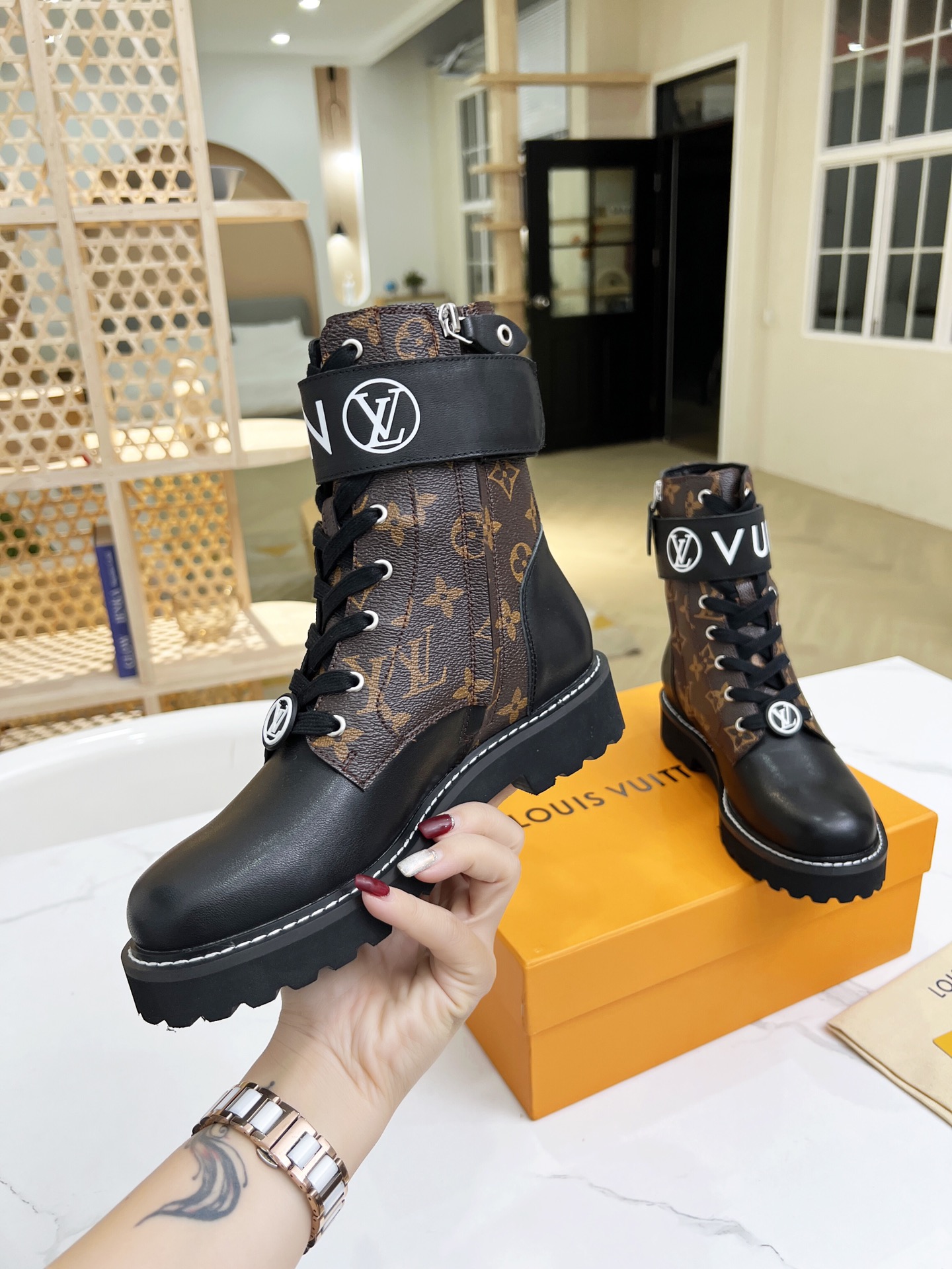 2021 New Luxury Designer High Top Ladies Autumn And Winter Velcro Boot middle heel Motorcycle snow boots Fashion Loafers leather shoes Trendy With Dust Bag9, Style2
2021 New Luxury Designer High Top Ladies Autumn And Winter Velcro Boot middle heel Motorcycle snow boots Fashion Loafers leather shoes Trendy With Dust Bag9, Style2