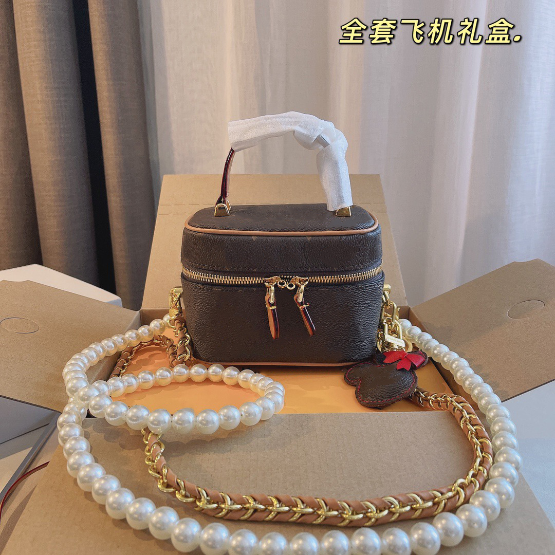 Women Luxurys Designerr Crossbody Bag Genuine Leather Pearl chain cosmetic box 2021 spring and summer square cute key earphone handbag, Top quality
Women Luxurys Designerr Crossbody Bag Genuine Leather Pearl chain cosmetic box 2021 spring and summer square cute key earphone handbag, Top quality