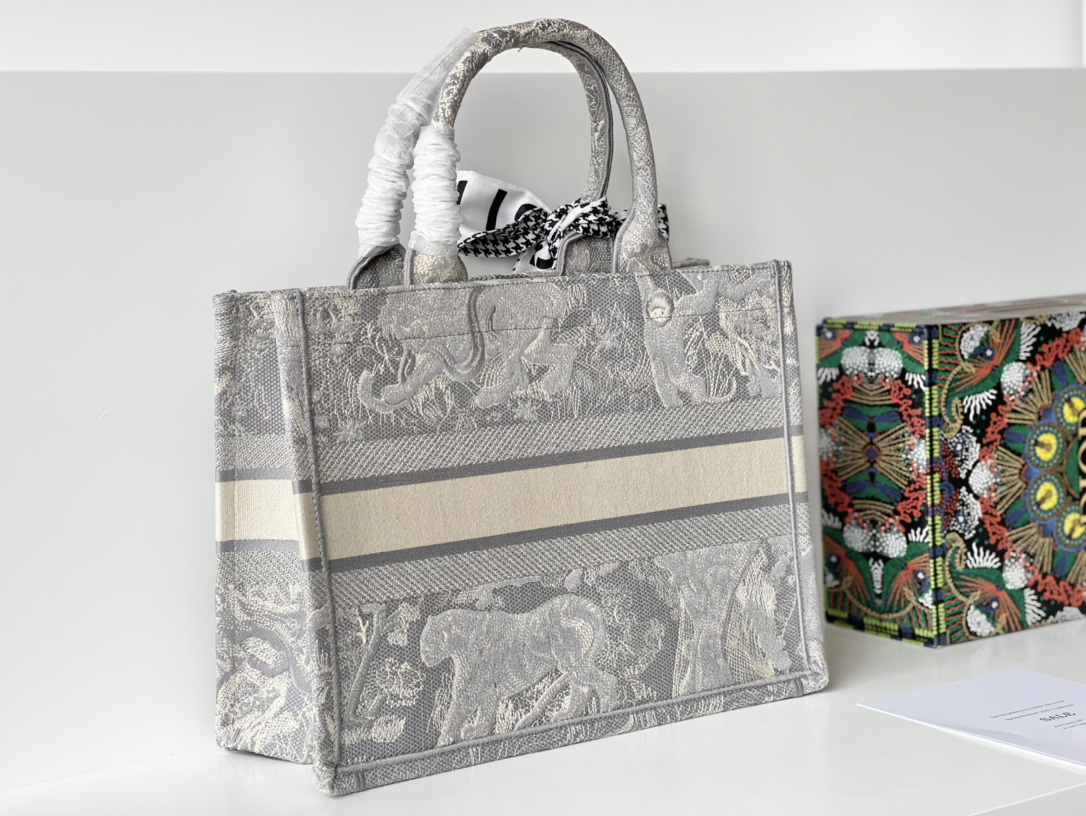 2021 new handbag embroidered 3D tiger pattern, large capacity 41.5cm, multi-occasion use, luxury, big-name shopping, top designer multi-faceted flower, 36c
2021 new handbag embroidered 3D tiger pattern, large capacity 41.5cm, multi-occasion use, luxury, big-name shopping, top designer multi-faceted flower, 36c