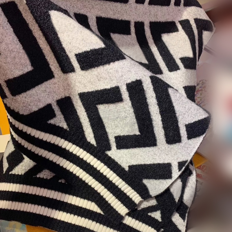 New Winter Scarf Cashmere Designer Scarfs Men Women Luxury Mens Letter Silk Scarvs Designers Head Scarf D2201222Z
New Winter Scarf Cashmere Designer Scarfs Men Women Luxury Mens Letter Silk Scarvs Designers Head Scarf D2201222Z