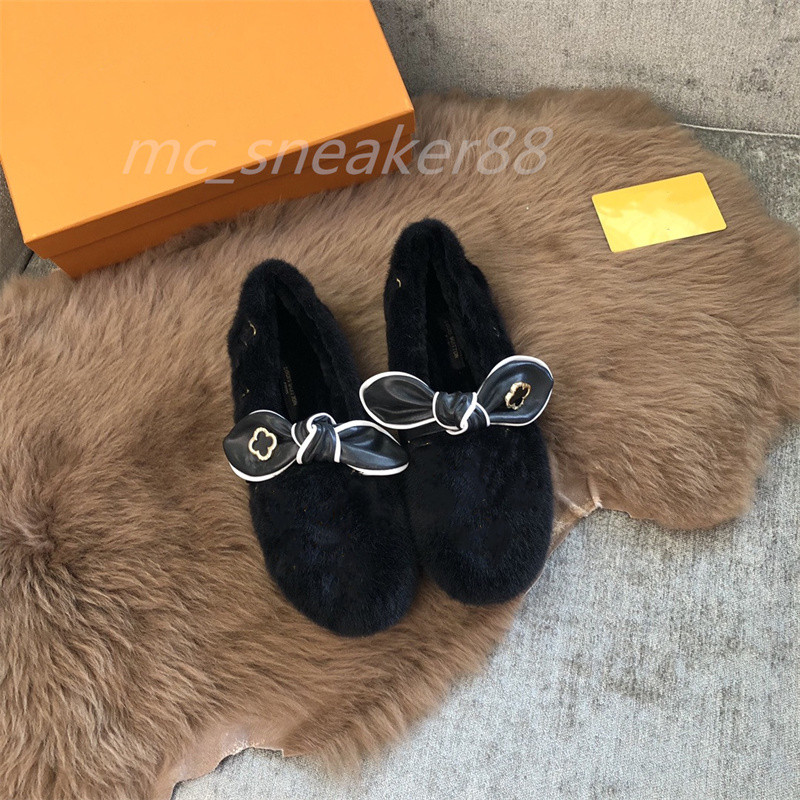 Designer autumn winter wool lamb boots fur shoes with embroidered bowknot cute peas shoe warm cotton lazy size 35-39, Black
Designer autumn winter wool lamb boots fur shoes with embroidered bowknot cute peas shoe warm cotton lazy size 35-39, Black