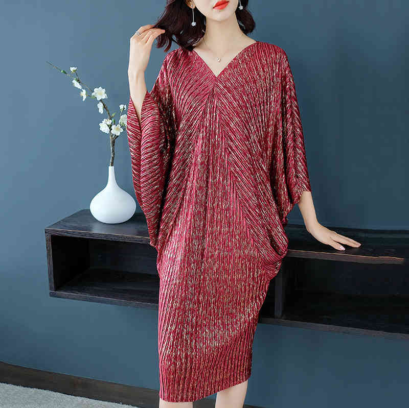 DEAT Fast Delivery New Women Summer Loose Dress Pleated Short Batwing Sleeve V Neck Mid Calf Length Large Size Tide NA949 210409