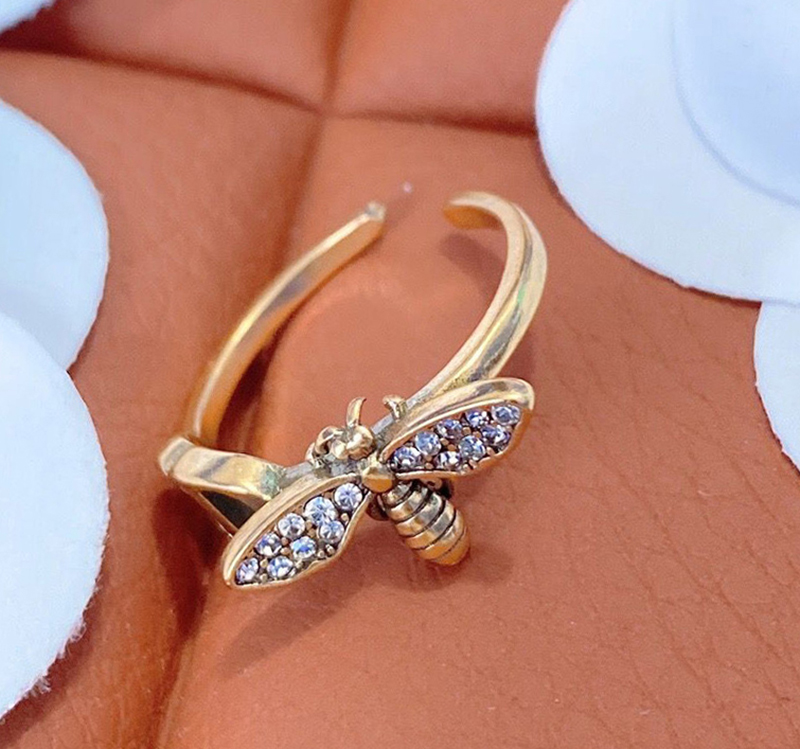 D family/Di family little bee ring female CD letter full drill simple retro open rings brass material, Silver
D family/Di family little bee ring female CD letter full drill simple retro open rings brass material, Silver
