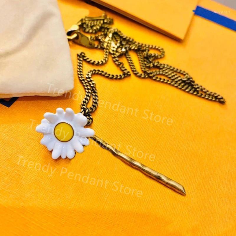Small Daisy Necklace Fashion Trend Charm Jewelry Men And Women Clavicle Chain Couple Gifts With Gift Box Chains 
Small Daisy Necklace Fashion Trend Charm Jewelry Men And Women Clavicle Chain Couple Gifts With Gift Box Chains