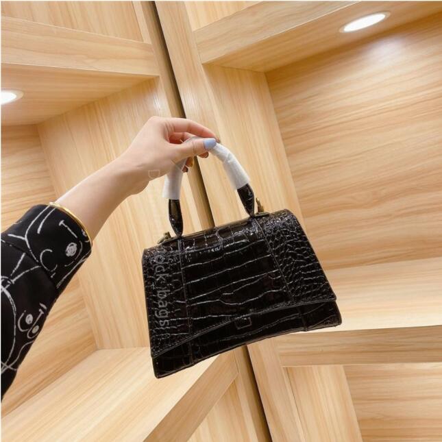 Lady Wallet Handbags Shoulder Crossbody Bag Purse Alligator Half Moon Backpack Shopping Tote Hasp Zipper Pocket Crocodile Women Luxurys Designer Bags 2021 Handbag, Box no single shot
Lady Wallet Handbags Shoulder Crossbody Bag Purse Alligator Half Moon Backpack Shopping Tote Hasp Zipper Pocket Crocodile Women Luxurys Designer Bags 2021 Handbag, Box no single shot