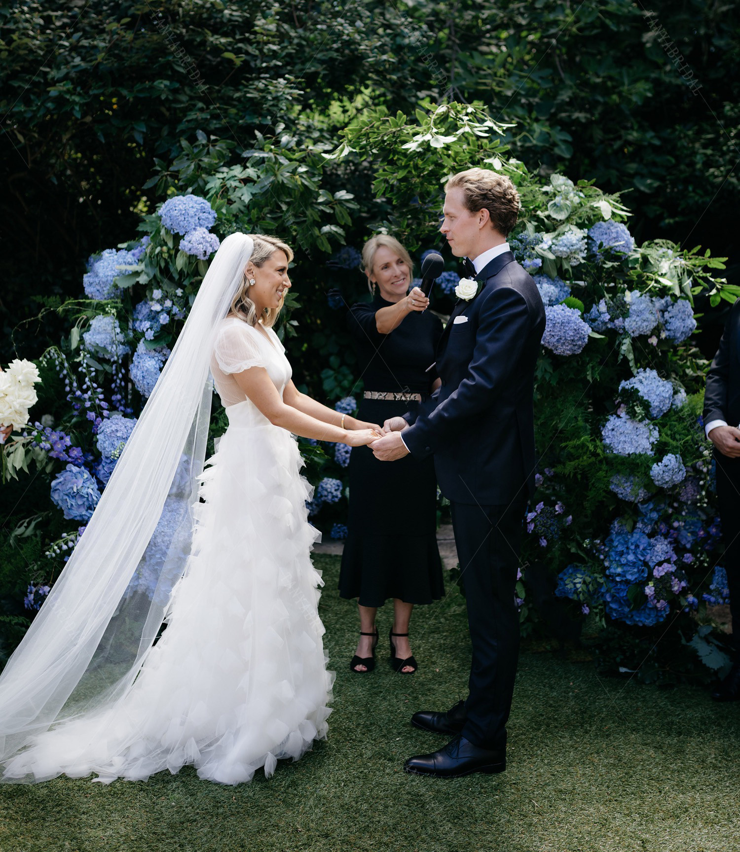 Bohemian Country Wedding Dresses with Cap Sleeve 2022 V-neck Handmade Butterfly Outdoor Beach Pleats Bridal Gowns