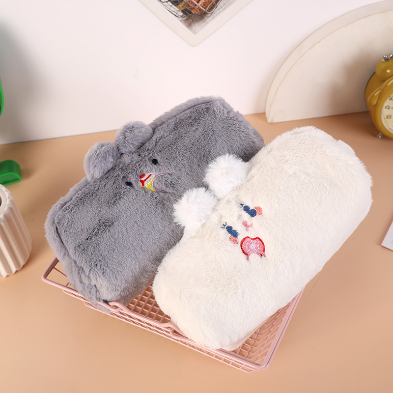 Japanese high appearance level plush pen case Korean cute girl heart large capacity pencil student stationery 
Japanese high appearance level plush pen case Korean cute girl heart large capacity pencil student stationery
