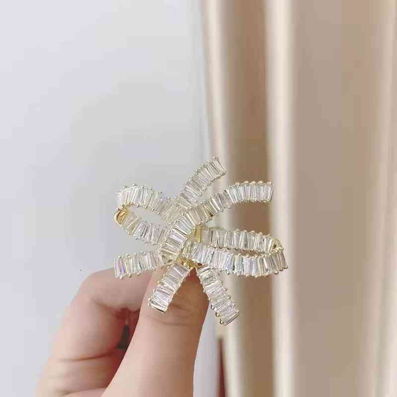 2021 Fashion Cute Minority Design Anti Light Pin Brooch Winter Accessories High-end Women