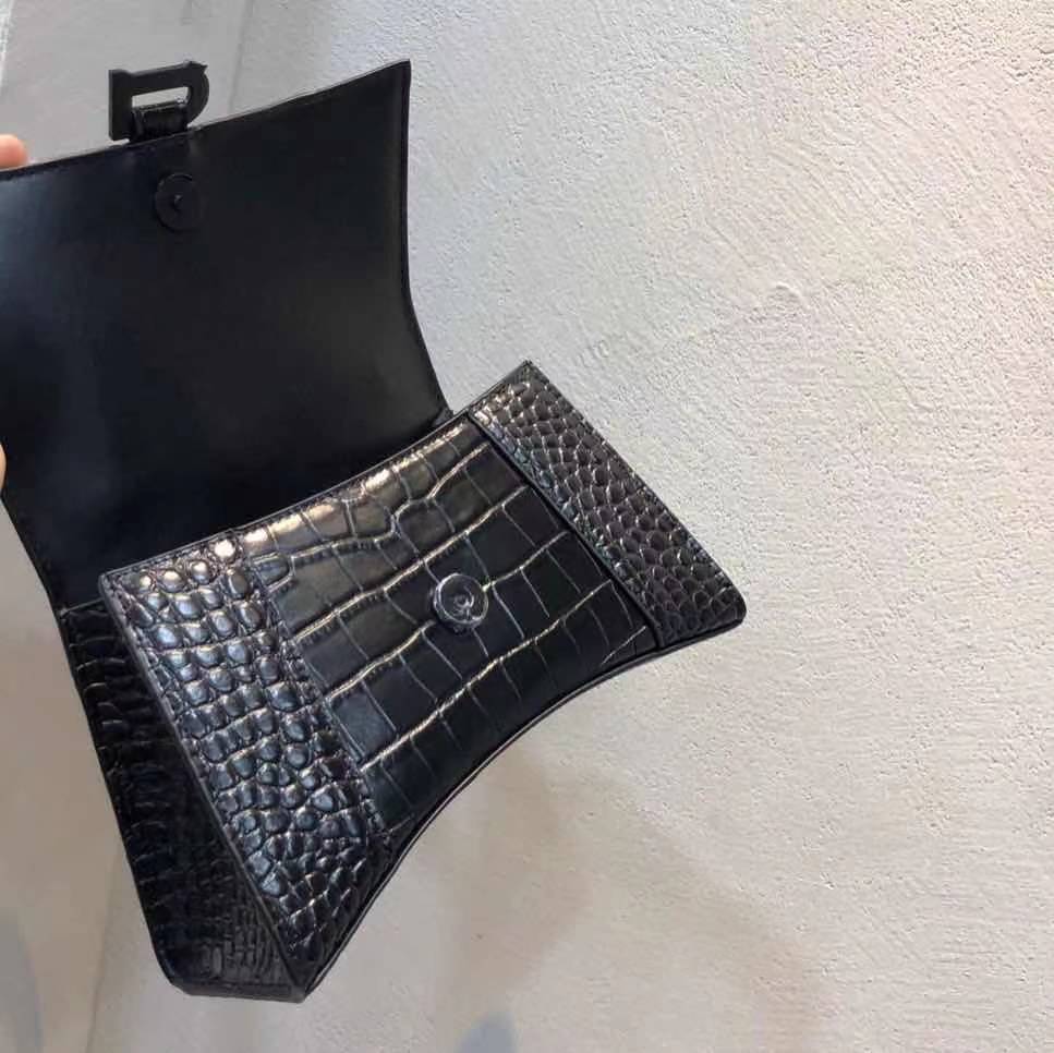 Design hand 2021 new female luxury trendy crocodile pattern high-end leather portable hourglass shoulder cross-body bag