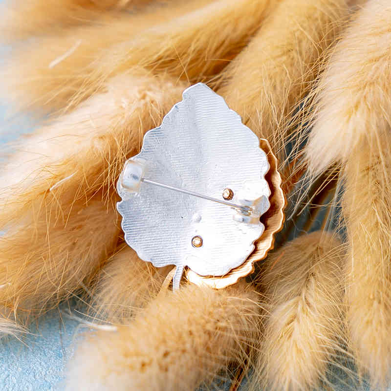SJYS-5 Trendy Ginkgo Brooches For Women Matt White Gold Maple Leaf Pins High Quality Shell Pearl Scarf Jewelry Christmas
SJYS-5 Trendy Ginkgo Brooches For Women Matt White Gold Maple Leaf Pins High Quality Shell Pearl Scarf Jewelry Christmas