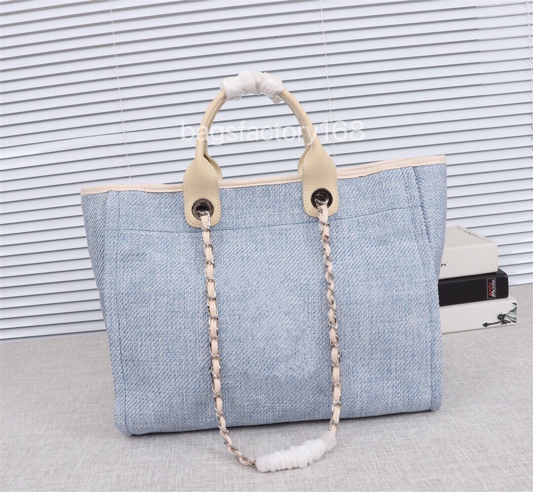 High Quality Classic Leather Handle Braided Chain Bag Letter-printed LOGO Canvas Beach Bags Large Capacity Shopping Handbag Lightweight And Practical Tote, Customize
High Quality Classic Leather Handle Braided Chain Bag Letter-printed LOGO Canvas Beach Bags Large Capacity Shopping Handbag Lightweight And Practical Tote, Customize