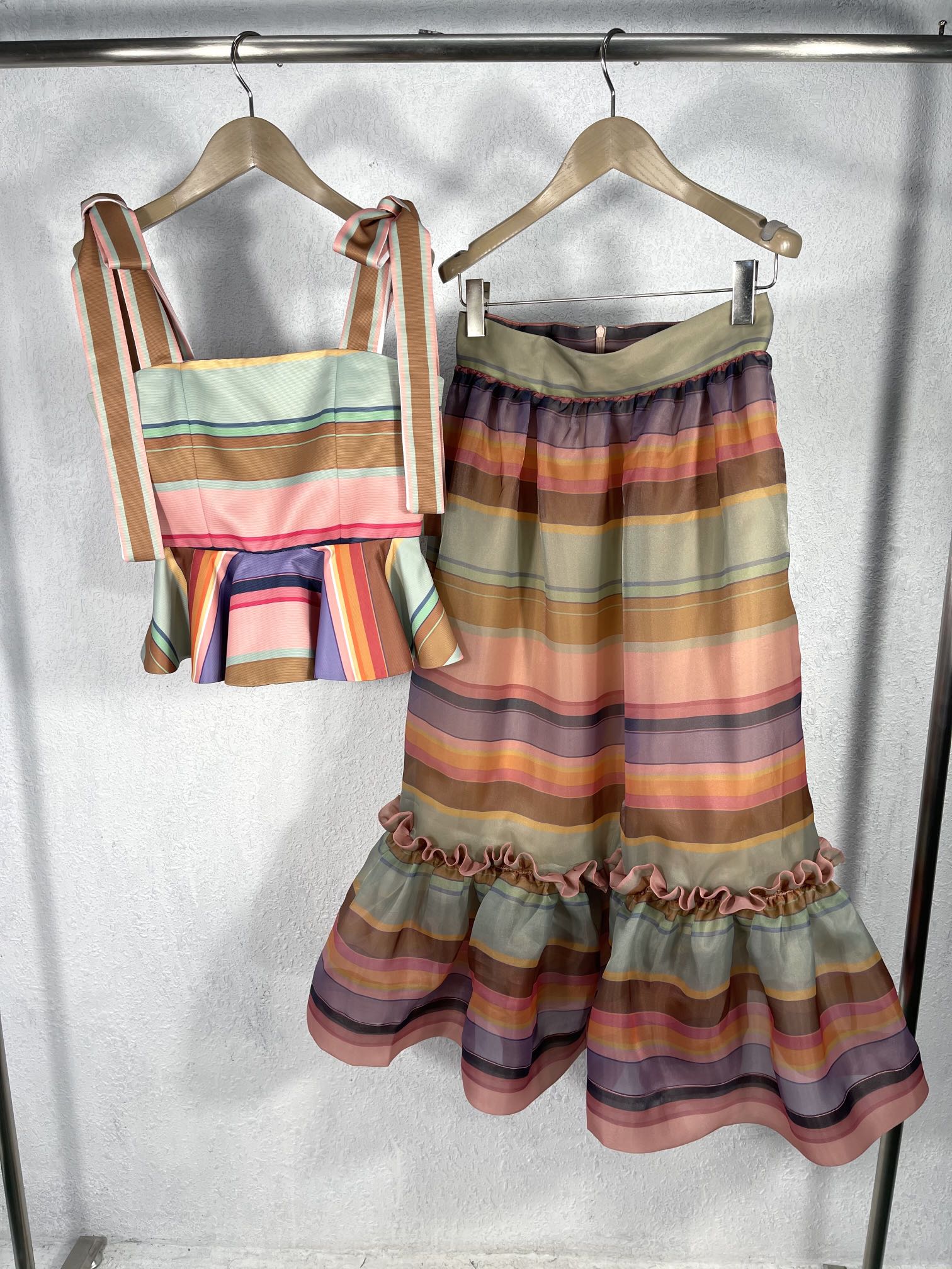 Sweet holiday style dress striped halter covering belly flounces with high waist and bouffant fishtail skirt, White
Sweet holiday style dress striped halter covering belly flounces with high waist and bouffant fishtail skirt, White