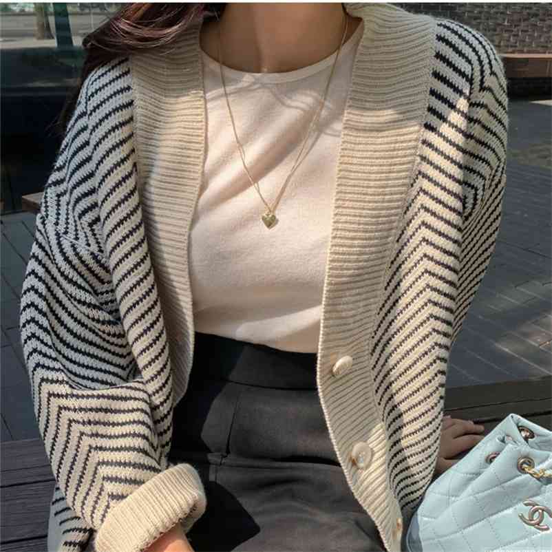 Autumn and winter striped female Korean version v-neck loose long-sleeved knitted cardigan jacket 210525, Black
Autumn and winter striped female Korean version v-neck loose long-sleeved knitted cardigan jacket 210525, Black