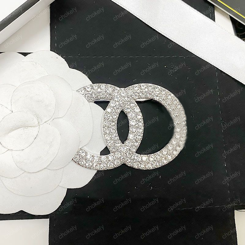Women Pins Pearl Brooches With C Luxurys Designers Letter Brooch Pin For Suit Dress Brooches For Party Nice Gift Fashion Jewelry D21112510Z
Women Pins Pearl Brooches With C Luxurys Designers Letter Brooch Pin For Suit Dress Brooches For Party Nice Gift Fashion Jewelry D21112510Z