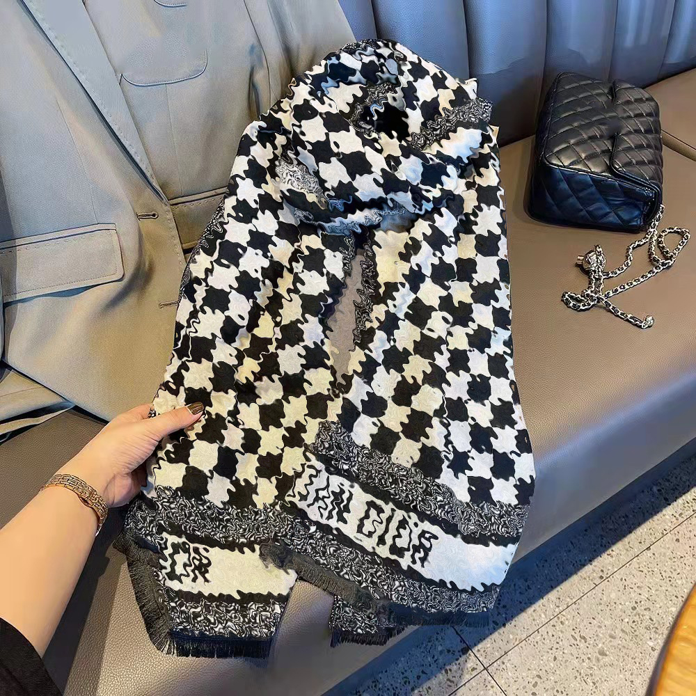 Luxurys Winter Scarf designer shawl warm square scarf exquisite workmanship classic style high quality cashmere scarfs double-sided pattern gradient color good
Luxurys Winter Scarf designer shawl warm square scarf exquisite workmanship classic style high quality cashmere scarfs double-sided pattern gradient color good