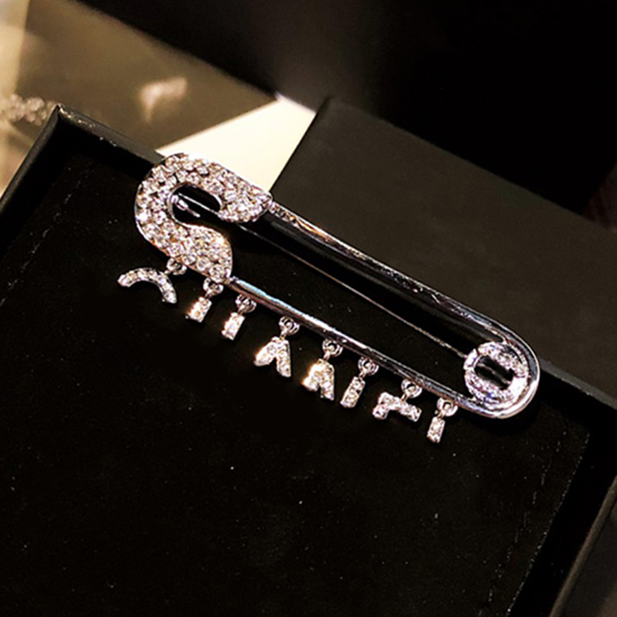 Luxury Designer Brooches Diamond Studded Silver Letter Decorative Pins for women Classic Jewelry High Quality Party Gift L-C12 @yamalang2, Gray
Luxury Designer Brooches Diamond Studded Silver Letter Decorative Pins for women Classic Jewelry High Quality Party Gift L-C12 @yamalang2, Gray