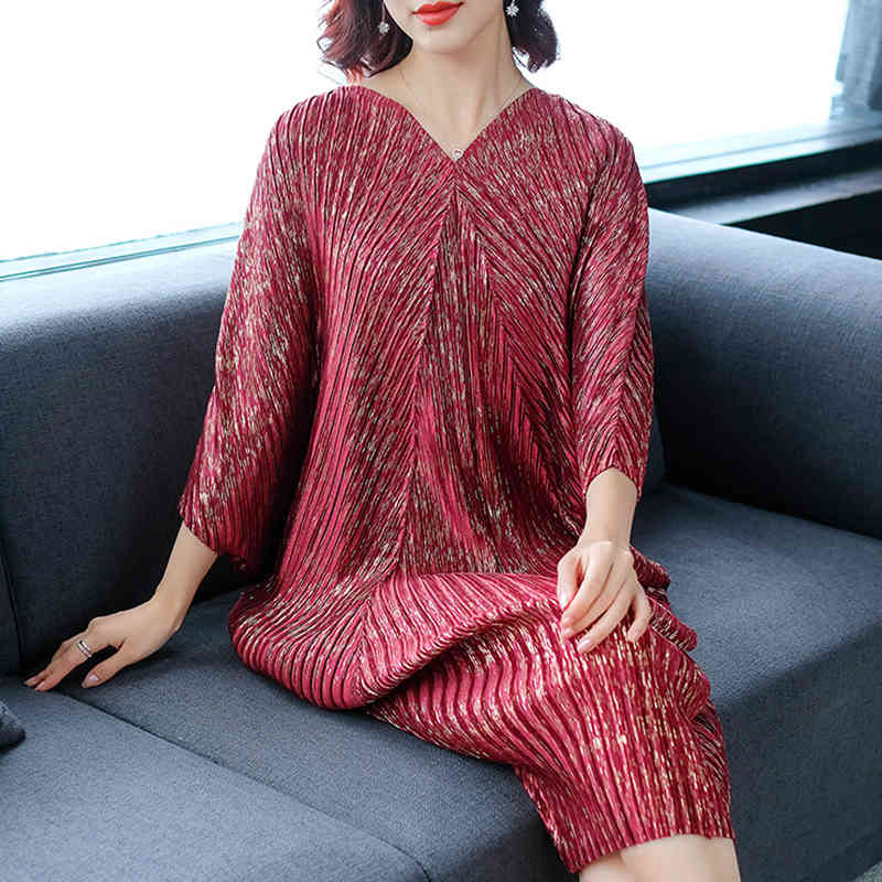 DEAT Fast Delivery New Women Summer Loose Dress Pleated Short Batwing Sleeve V Neck Mid Calf Length Large Size Tide NA949 210409