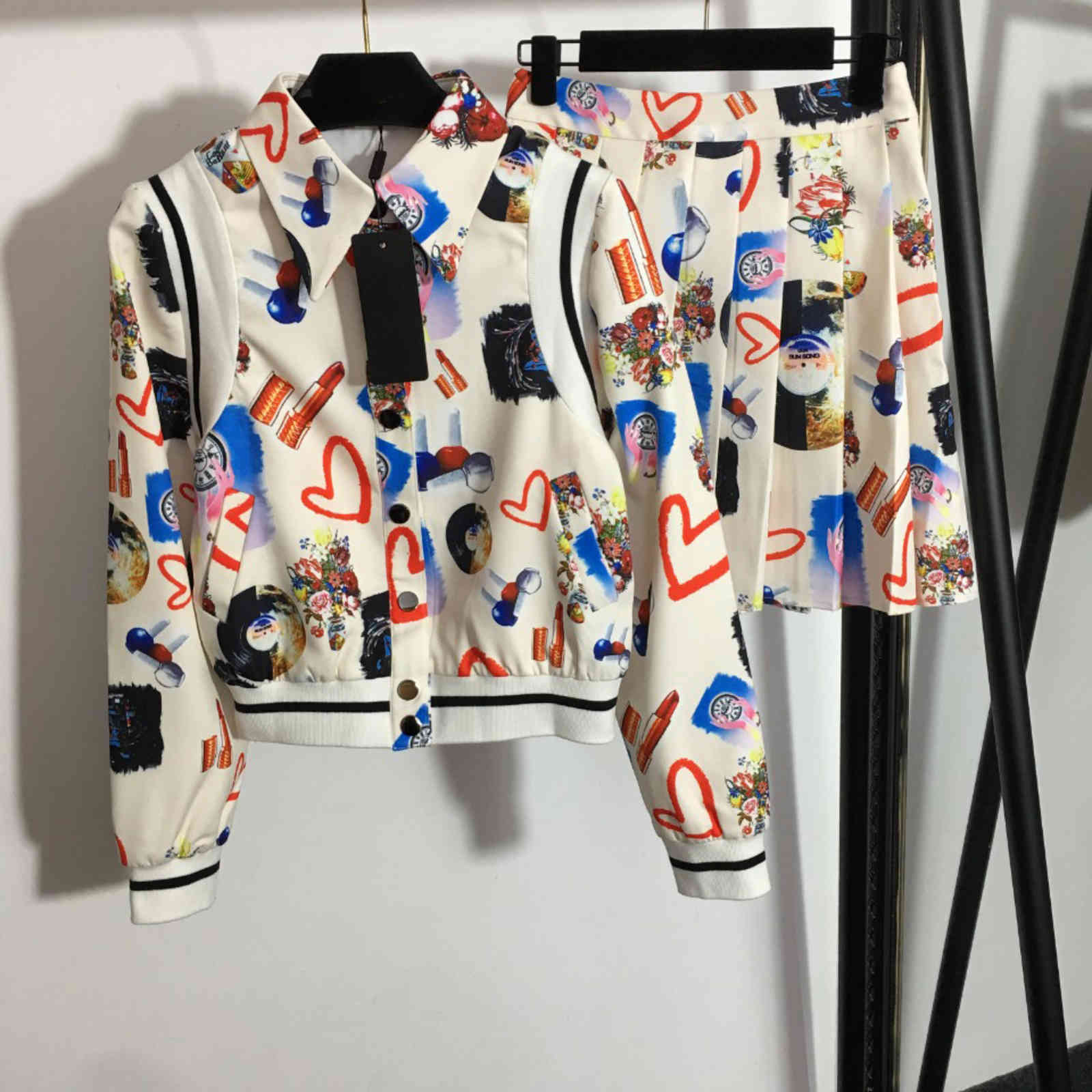 Fashion women lapel jacket dress suit lipstick high definition printed coat pants 2 piece suits high-end letter logo brand womens cotton casual clothes wholesale, Not sold separately
Fashion women lapel jacket dress suit lipstick high definition printed coat pants 2 piece suits high-end letter logo brand womens cotton casual clothes wholesale, Not sold separately