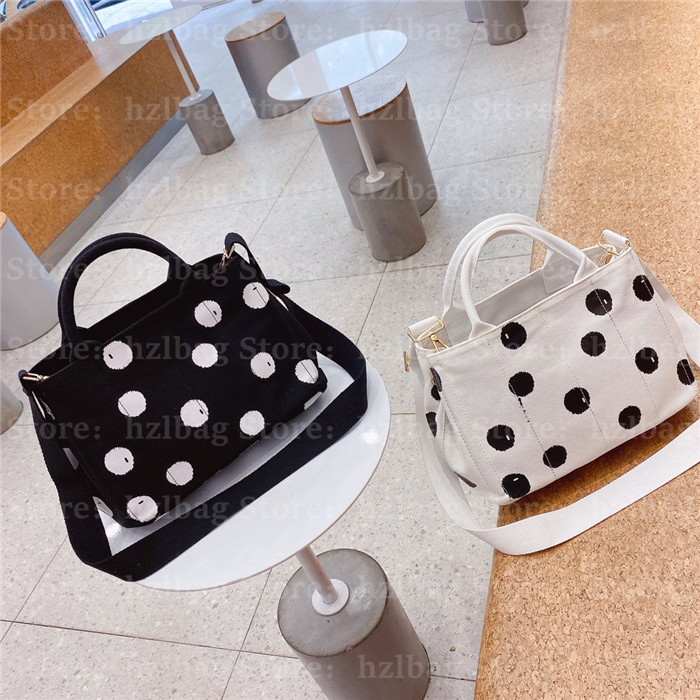 Printed Re-Nylon Re-Edition 2000 Totes Bags White/Black metal triangle logo Designers Womens Handbags Purses Duffle Shoulder Bags
Printed Re-Nylon Re-Edition 2000 Totes Bags White/Black metal triangle logo Designers Womens Handbags Purses Duffle Shoulder Bags