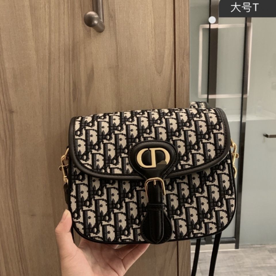 Female Bags Christian Bag 2021 New Fashion Versatile Saddle One Shoulder Portable Messenger Luxurys s zly, Large 23 x 19
Female Bags Christian Bag 2021 New Fashion Versatile Saddle One Shoulder Portable Messenger Luxurys s zly, Large 23 x 19