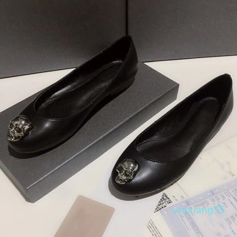 designer Dress shoes Spring and Autumn 100% Authentic cowhide Metal Skull fashion women black Flat boat shoe Lady leather Trample Lazy xz1
designer Dress shoes Spring and Autumn 100% Authentic cowhide Metal Skull fashion women black Flat boat shoe Lady leather Trample Lazy xz1
