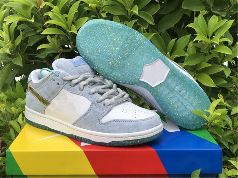 Shoes Authentic Sean Cliver x SB Dunk Holiday Special Low White Psychic Blue Metallic Gold Men Women Sneakers Original, Bubble wrap packaging
Shoes Authentic Sean Cliver x SB Dunk Holiday Special Low White Psychic Blue Metallic Gold Men Women Sneakers Original, Bubble wrap packaging