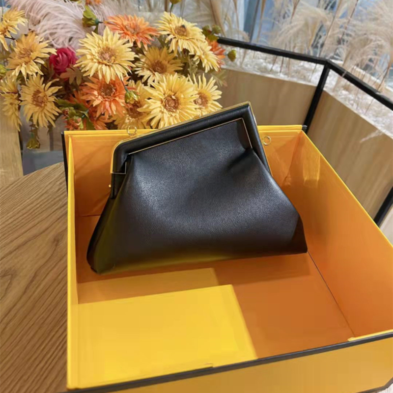 Designer Handbags Crossbody Bag Shoulder bags Cross body Mini Softness Wallet Genuine leather luxury High-quality Fashion brand Different sizes With original box, Black size 26 cm
Designer Handbags Crossbody Bag Shoulder bags Cross body Mini Softness Wallet Genuine leather luxury High-quality Fashion brand Different sizes With original box, Black size 26 cm