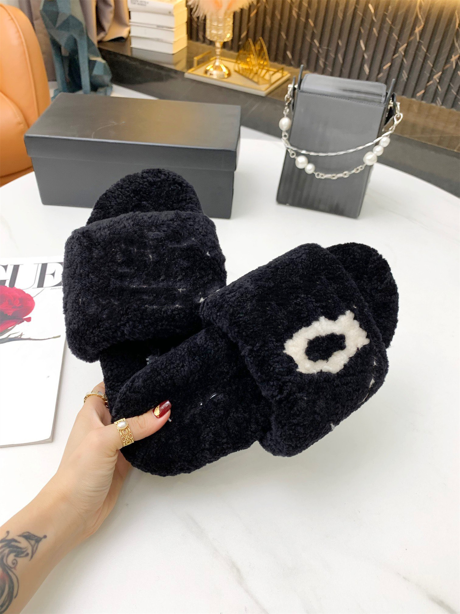 Top Quality Wool Slippers Autumn Winter Indoor Warm Sandals Comfortable Soft Fur flip flop With Box Size 35-42, Black
Top Quality Wool Slippers Autumn Winter Indoor Warm Sandals Comfortable Soft Fur flip flop With Box Size 35-42, Black