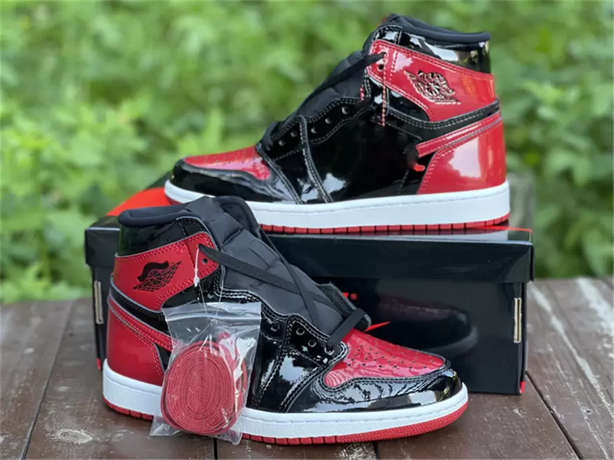 2022 Authentic 1 High OG Bred Patent Black White Varsity Red Shoes Metallic Red Jumpman Hangtag Man Woman Outdoor Sports Sneakers With Speci
2022 Authentic 1 High OG Bred Patent Black White Varsity Red Shoes Metallic Red Jumpman Hangtag Man Woman Outdoor Sports Sneakers With Speci