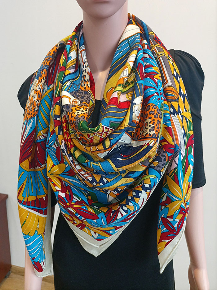 2021AW Warm Winter Scarves 70% Cashmere and 30% Silk Luxury Design Scarf 135*135cm Kerchief Neckerchief Floral Print Thick Muffler Female Big Shawl Pashmina
2021AW Warm Winter Scarves 70% Cashmere and 30% Silk Luxury Design Scarf 135*135cm Kerchief Neckerchief Floral Print Thick Muffler Female Big Shawl Pashmina